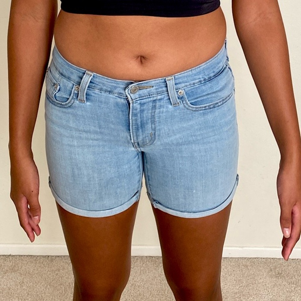 Levi’s Lightwash Cuffed Mid Length Shorts